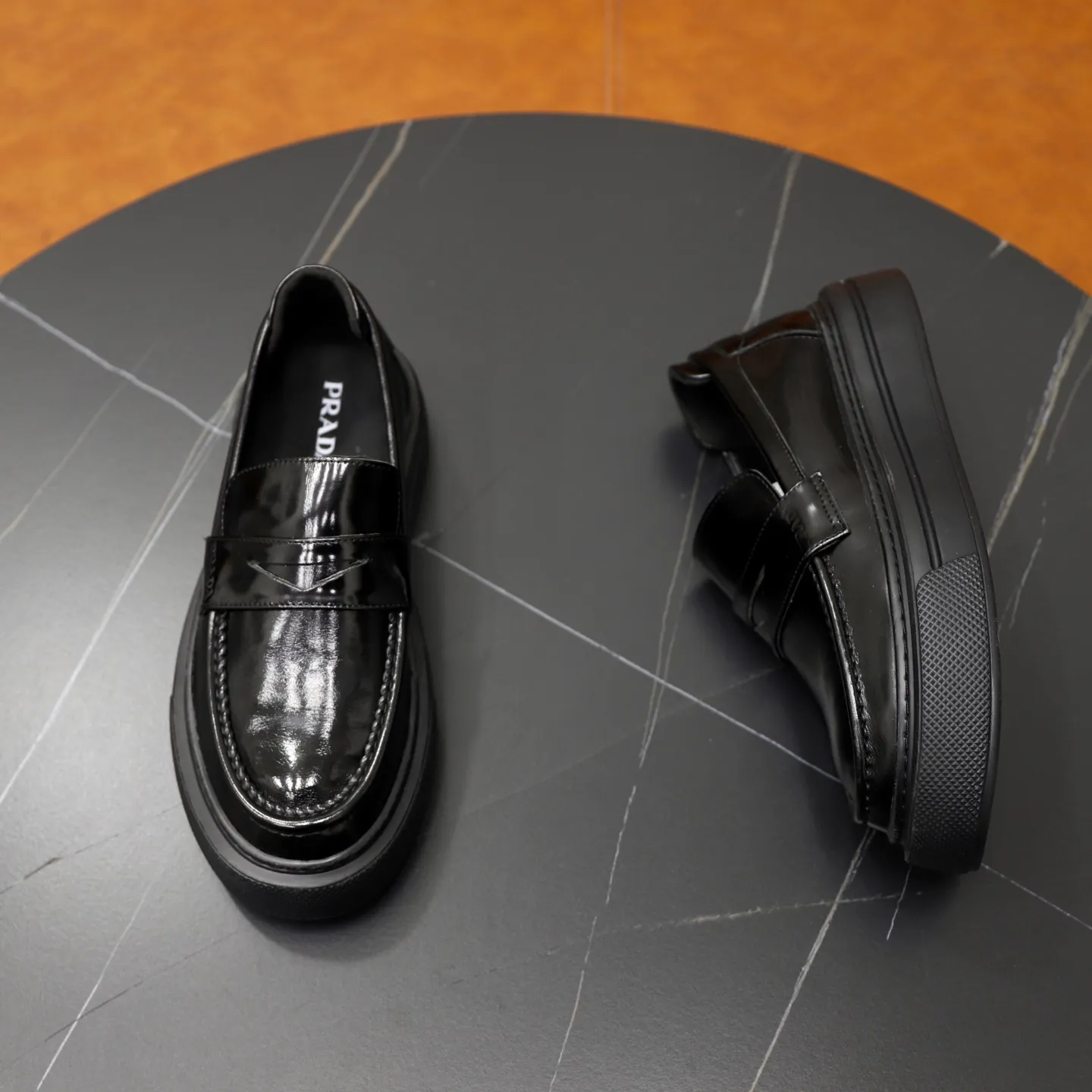 Ex-factory price: 500💰🙅‍♂️🙅‍♂️🙅‍♂️ Brand: PRADA Standard code: Men's code 38-44 (45 can be customized) Grade: Same style as the official website Original order quality Material: Original cowhide surface Comfortable lining Original outsole Style category: Men's fashionable casual leather shoes Distinguished big-name luxury elements Top luxury Color: Color of the actual picture